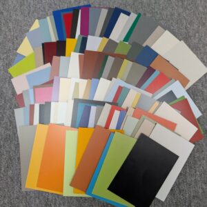 Laminaattipinnoitetut värilliset levyt